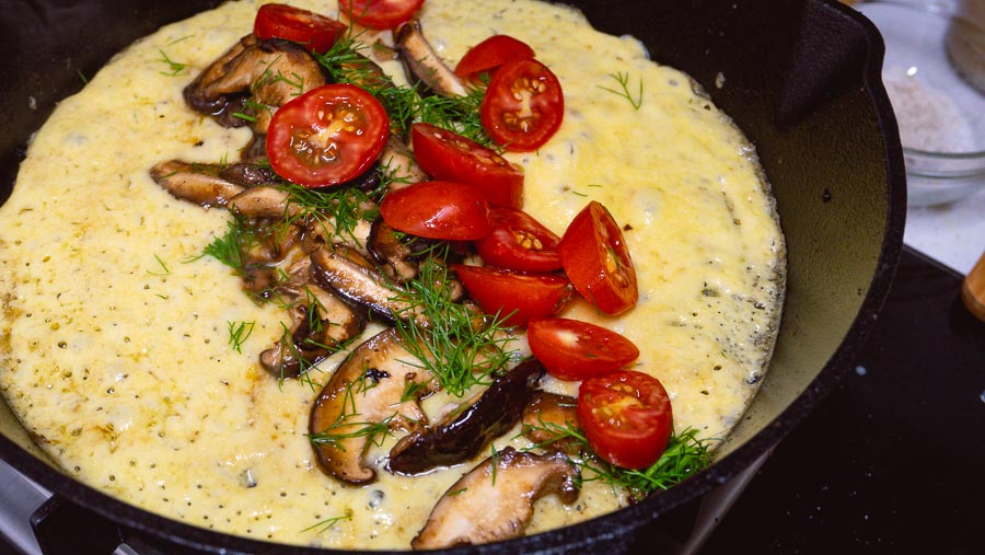 Vegan plant-based omelet with JUST Egg. Easy recipes with plant-based egg alternative JUST Egg. Photos by Rachel Gouk @ Nomfluence.