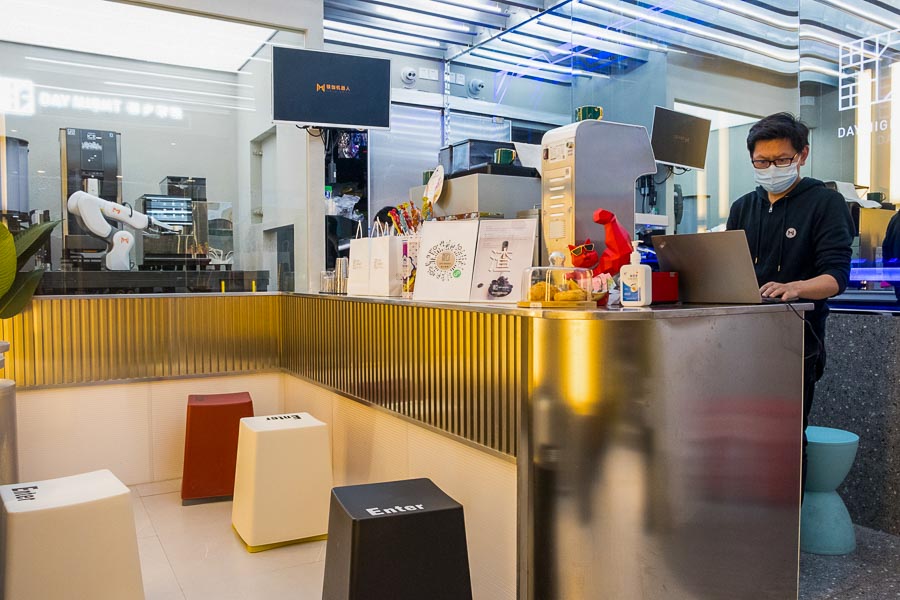 Day night cafe. Cafes and coffee shops in Shanghai. Photo by Rachel Gouk @ Nomfluence. 