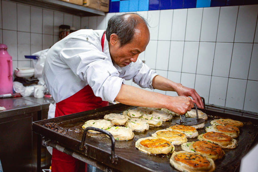 A Da. The Best Scallion Pancakes (Cong You Bing 葱油饼) in Shanghai. Photo by Rachel Gouk @ Nomfluence.