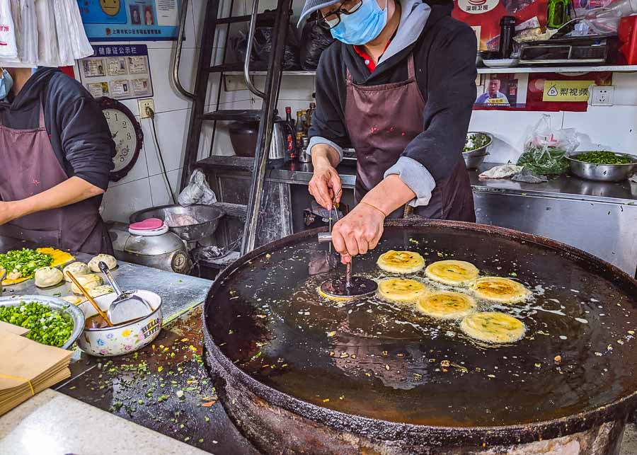 Street food: The Best Scallion Pancakes (Cong You Bing 葱油饼) in Shanghai. Photo by Rachel Gouk @ Nomfluence.