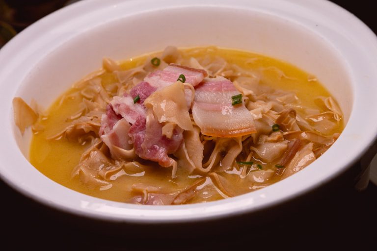 Ren He Guan (人和馆) is an excellent Shanghainese restaurant in Shanghai. A Michelin one-star with an average check of ¥250 per person.