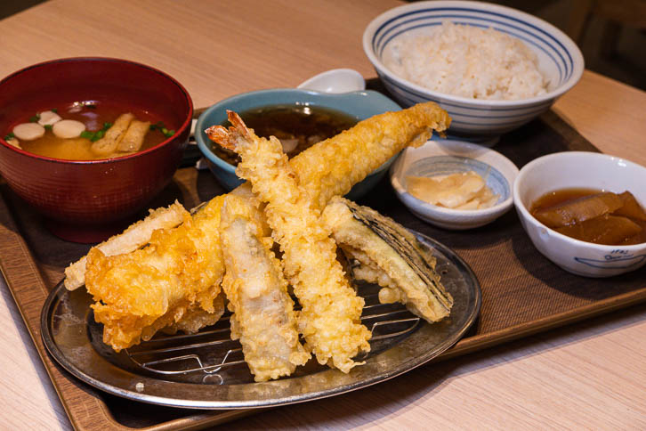 Cheap tempura sets at Ebinoya in Shanghai. Photo by Rachel Gouk @ Nomfluence.