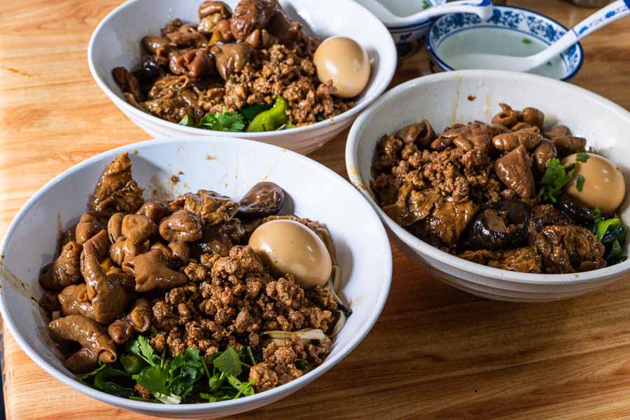 Braised pork and intestine noodles at San Lin Tang 三林塘, a Shanghai noodle and dumpling shop in Huangpu. Photo by Rachel Gouk @ Nomfluence.