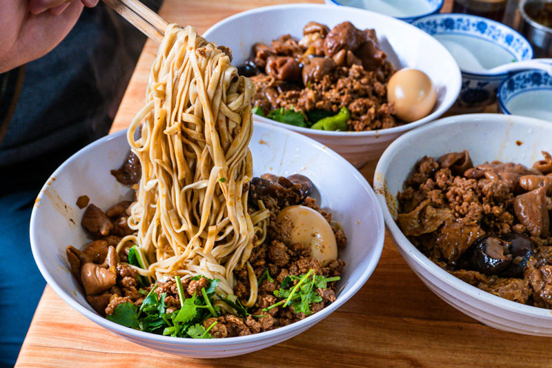 Shanghai local noodle guide: San Lin Tang for braised pork and intestine noodles and dumplings. Photo by Rachel Gouk @ Nomfluence.