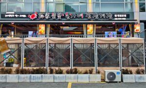 Sun Jia is a long-standing Korean restaurant in Shanghai's Koreatown specializing in marinated crab