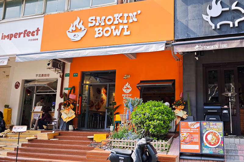 Smokin Bowl - fast-casual bowls, sandwiches and cinnamon rolls by barbecue restaurant Smokin' Hog in Shanghai