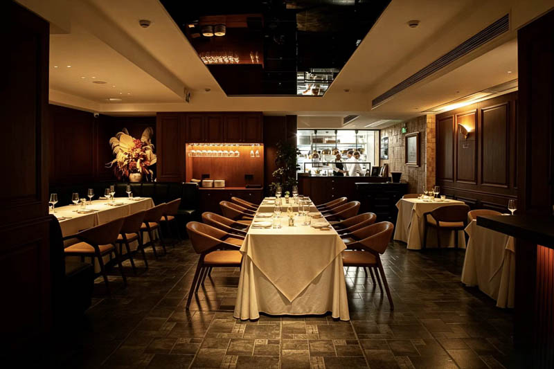 Molo di Dario is a Chinese-Italian restaurant specializing in charcoal grilled seafood sourced from China, located in Jing'an, Shanghai
